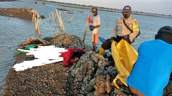 Geger! Mayat Tanpa Celana Tergeletak di Pinggir Pantai Muaragembong Bekasi