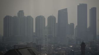 Kabut polusi udara menyelimuti gedung-gedung di Jakarta, Rabu (11/8/2021). ANTARA FOTO/Aditya Pradana Putra