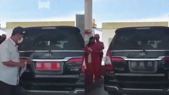 Viral Plat Mobil Dinas Berubah dari Merah ke Hitam saat Isi Bensin, Netizen: Kang Sulap