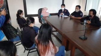 Tangis Pecah saat Istri Wagub Jabar Temui Korban Perdagangan Orang