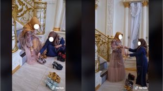 Viral Aksi Ibu-ibu Pamer Dipakaikan Sepatu saat Mau Kondangan, Malah Kena Nyinyir