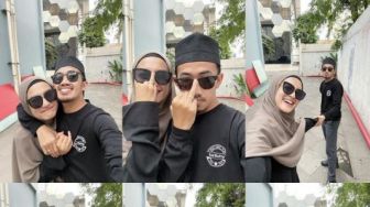 8 Potret Mesra Ustaz Syam dan Istri, Sering Pakai Baju Kembaran