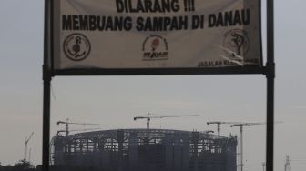 Suasana pembangunan Jakarta International Stadium (JIS) di tepi Danau Cincin, Papanggo, Tanjung Priok, Jakarta, Kamis (12/8/2021). [Suara.com/Angga Budhiyanto]