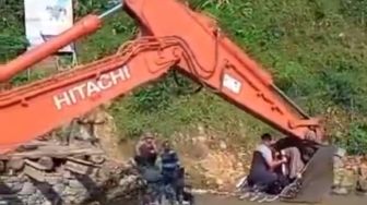 Viral!! Usai Melahirkan, Ibu Muda di Lebak Nyeberang Pakai Eskavator