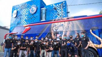 Wow! Presiden Arema FC Beri Kado Bus Mewah dan Mess Pemain Bak Hotel Berbintang