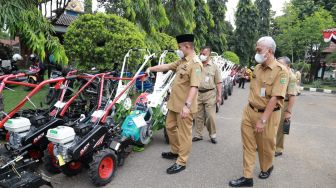 Bupati Kebumen Bagikan Alsintan Gratis! Pastikan Jika Tak Ada Pungutan