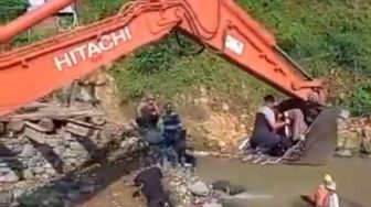 Heboh Ibu Muda di Lebak Nyeberang Pakai Eksavator usai Melahirkan