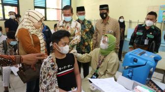 Jelang Pembelajaran Tatap Muka, Pemkot Serang Vaksinasi Pelajar SMP Negeri