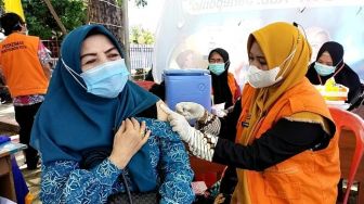 Lindungi Masyarakat, TP PKK dan DWP Jeneponto Gelar Gerakan 1.000 Vaksin