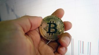 Manakah yang Lebih Menguntungkan, Investasi Saham atau Kripto?
