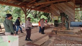 Polisi Pasang Garis Polisi di Tiga Sawmil di Pangkalan Indaruang Kuansing