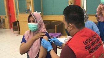 Ratusan Nakes RSUD Arifin Achmad Divaksin Tahap Ketiga Pakai Moderna