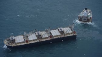 Kapal Crimson Polaris yang terdaftar di Panama kandas di perairan Hachinohe, prefektur Aomori, Jepang, pada (12/8/2021). [Handout / Japan's 2nd Regional Coast Guard Headquarters / AFP]