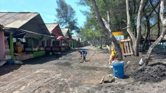 Gelombang Tinggi di Pantai Selatan, Sebagian Jalan Tertutup Pasir