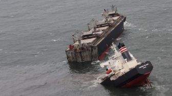 Kapal Kargo Panama Kandas dan Terbelah Dua di Laut Jepang