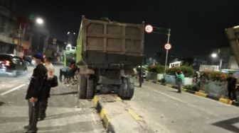 Truk Naik Separator hingga Patahkan Tiang Rambu Lalin, Sopir Baru Sadar usai Nabrak