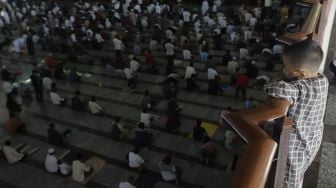 Sejumlah umat Islam mendengarkan khotbah sebelum menunaikan sholat Jumat berjamaah di Masjid At-Tin, Jakarta, Jumat (13/8/2021). [Suara.com/Angga Budhiyanto]