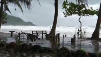 BMKG: Waspadai Gelombang Tinggi di Pantai Selatan Jawa