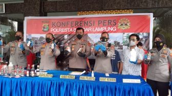 Polisi Gerebek Tempat Produksi Miras Palsu di Bandar Lampung, 6 Orang Ditangkap