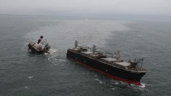 Kapal Crimson Polaris yang terdaftar di Panama kandas di perairan Hachinohe, prefektur Aomori, Jepang, pada (12/8/2021). [Handout / Japan's 2nd Regional Coast Guard Headquarters / AFP]