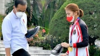 Jokowi Beli Sepatu dari Brand Milik Greysia Polii, Berapa Harganya?