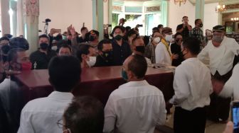 Isak Tangis Warnai Kedatangan Jenazah KGPAA Mangkunagoro IX di Mangkunegaran
