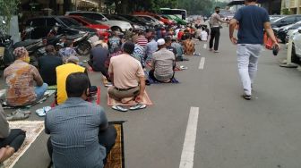 Usai Ditiadakan, Jemaah Salat Jumat di Masjid Polda Metro Jaya Meluber ke Jalanan