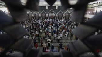 Sejumlah umat Islam menunaikan sholat Jumat berjamaah di Masjid At-Tin, Jakarta, Jumat (13/8/2021). [Suara.com/Angga Budhiyanto]