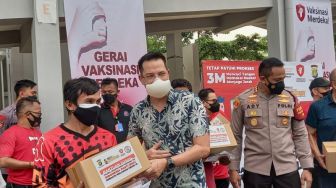 Polres Jakbar Hadirkan Ari Wibowo, Ratusan Warga Kembangan Jalani Vaksinasi