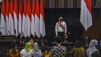 Sejumlah pegawai melakukan gladi persiapan sidang tahunan MPR dan pidato Kenegaraan Presiden di Kompleks Parlemen, Senayan, Jakarta, Jumat (13/8/2021). [ANTARA FOTO/Galih Pradipta]