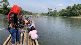 Miris, Sudah 76 Tahun Merdeka, Dua Desa di Cianjur Masih Terisolasi