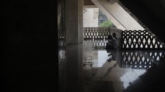 Umat Islam mendengarkan khotbah sebelum menunaikan sholat Jumat berjamaah di Masjid At-Tin, Jakarta, Jumat (13/8/2021). [Suara.com/Angga Budhiyanto]