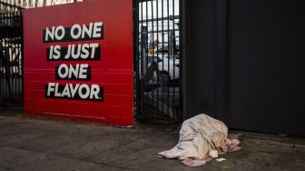 Seorang tunawisma tidur di trotoar di Venesia, California, Amerika Serikat, pada (12/8/2021). [Apu GOMES / AFP]