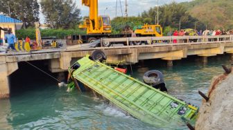 Truk Bermuatan Pakan Ternak Tercebur ke Laut di Pelabuhan Merak, Sopir Lakukan Ini