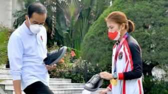 Bikin Warganet Iri, Produk Sepatu Greysia Polii Dipromosikan Presiden Jokowi