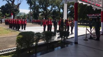 Siswa Palopo Diberi Amanah Memegang Baki Bendera Merah Putih Saat Upacara 17 Agustus