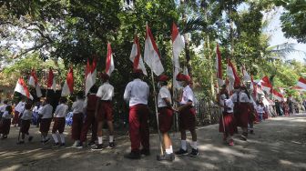 Sejumlah siswa mengikuti Kirab 76 Bendera Merah Putih di Bugel, Krakitan, Bayat, Klaten, Jawa Tengah, Sabtu (14/8/2021). [ANTARA FOTO/Aloysius Jarot Nugroho]