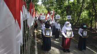 Sejumlah siswa mengikuti Kirab 76 Bendera Merah Putih di Bugel, Krakitan, Bayat, Klaten, Jawa Tengah, Sabtu (14/8/2021). [ANTARA FOTO/Aloysius Jarot Nugroho]