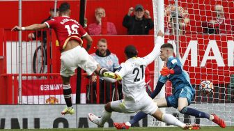 Gelandang Manchester United, Bruno Fernandes mencetak gol pembuka timnya saat menghadapi Leeds United dalam matchday pertama Liga Inggris 2021/2022 di Old Trafford, Sabtu (14/8/2021).[AFP Photo]