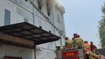 Kebakaran Gudang di Tanjung Priok, Damkar Kerahkan Bronto Skylift