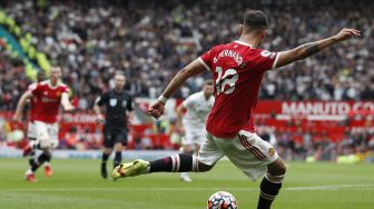 Gelandang Manchester United, Bruno Fernandes mencetak gol timnya saat menghadapi Leeds United dalam matchday pertama Liga Inggris 2021/2022 di Old Trafford, Sabtu (14/8/2021).[AFP Photo]