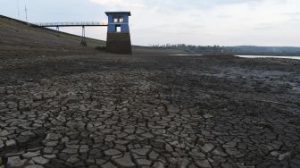 Kondisi Waduk Dawuhan yang airnya menyusut di Kabupaten Madiun, Jawa Timur, Jumat (13/8/2021). [ANTARA FOTO/Siswowidodo]