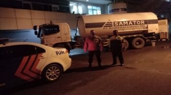 Dikawal Polda Riau, Pagi-pagi Truk Oksigen dari Dumai Sudah Tiba di Padang