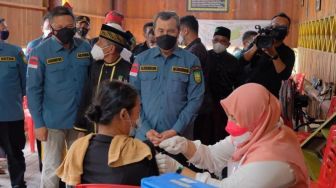 Masyarakat Adat Suku Sakai Tidak Punya KTP Terima Vaksin dari Polda Riau