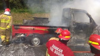 Mobil Grand Max Hangus Terbakar di Exit Tol Gunung Putri