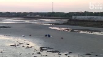 Air di Pesisir Pantai Sampang Surut, Warga Berbondong-bondong Buru Kepiting dan Kerang