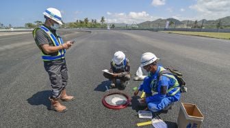 Sejumlah pekerja melakukan tes kedalaman tekstur aspal lintasan Mandalika International Street Circuit di Kawasan Ekonomi Khusus (KEK) Mandalika, Pujut, Praya, Lombok Tengah, NTB, Minggu (15/8/2021). ANTARA FOTO/Ahmad Subaidi