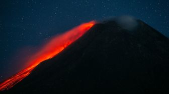 Luncuran lava pijar Gunung Merapi terlihat dari Cangkringan, Sleman, DI Yogyakarta, Minggu (15/8/2021).  ANTARA FOTO/Hendra Nurdiyansyah