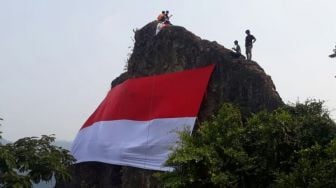 Bendera Raksasa Merah Putih Kembali Berkibar di Puncak Gunung Munara Rumpin