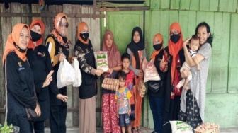 Forum Pekanbaru Kota Bertuah Salurkan Sembako Untuk Dhuafa